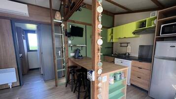 Een koelkast, een microgolfoven, een kookplaat, een vaatwasser