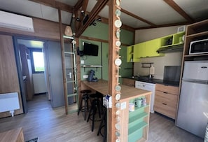 Réfrigérateur, micro-ondes, plaque de cuisson, lave-vaisselle