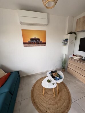 Een smart-tv en boeken