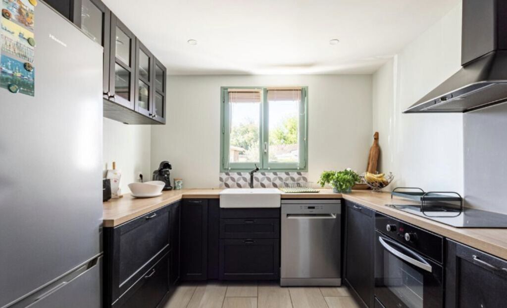 冷蔵庫、電子レンジ、オーブン、コンロ