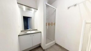 A bathroom with a sink, mirror, and shower. - (P) T2 2 steps from the Bassin (Gujan-Mestras)