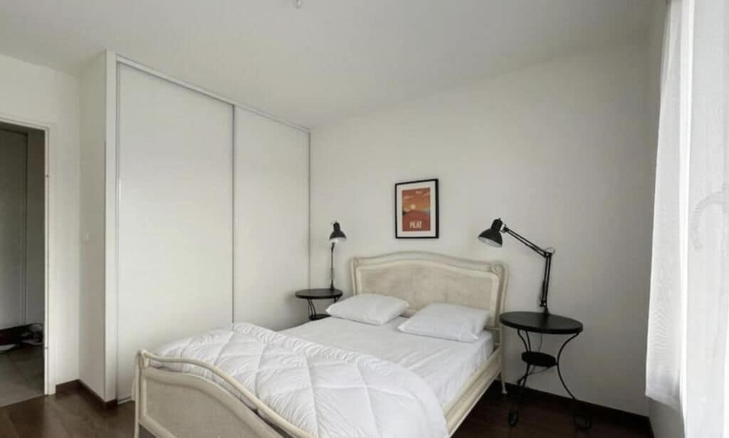 Escritorio, tabla de planchar con plancha y wifi gratis 