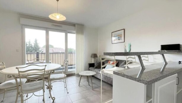 A modern kitchen with a dining area, large windows, and a view of the outdoors. - (P) T2 2 steps from the Bassin (Gujan-Mestras)