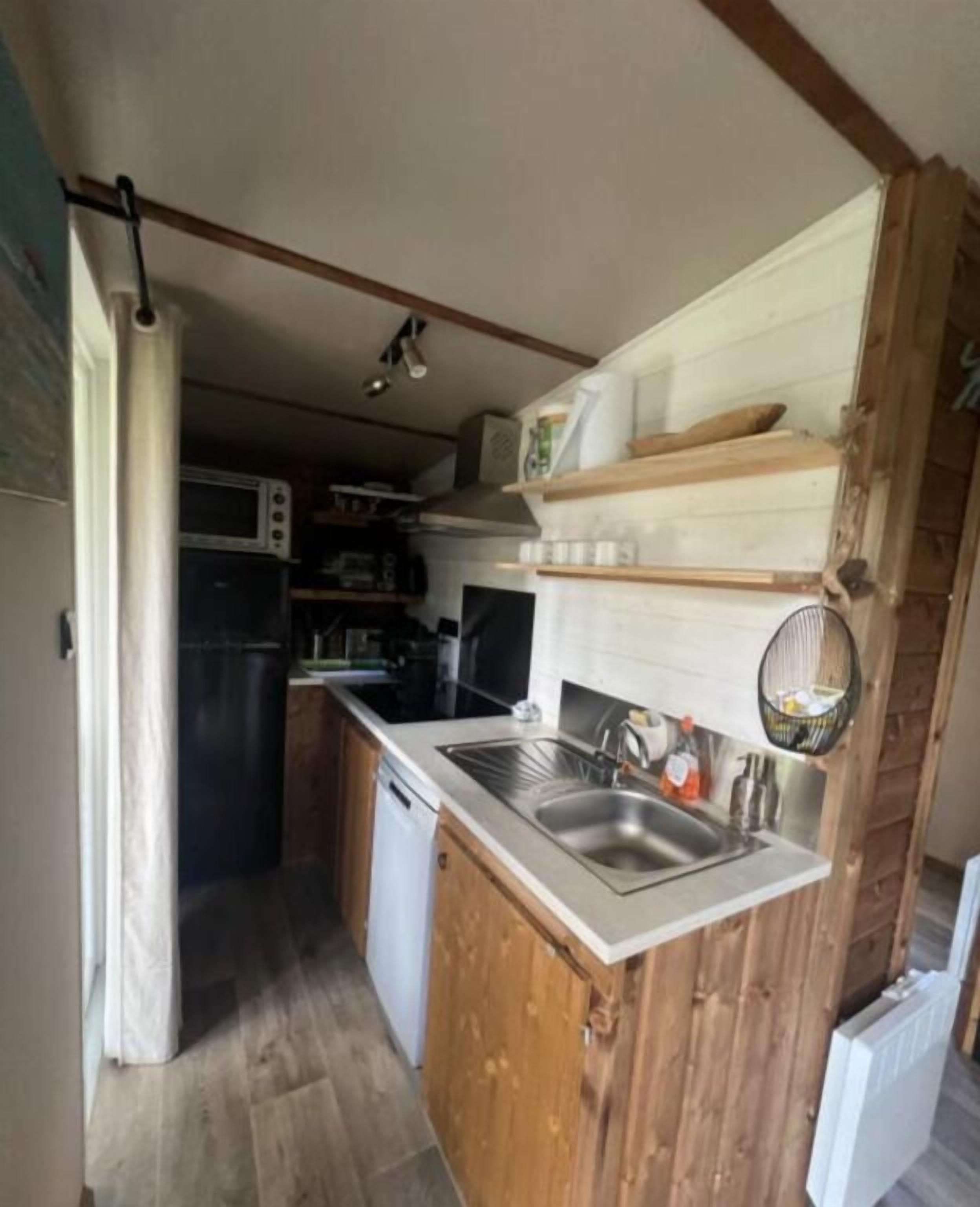 冷蔵庫、電子レンジ、オーブン、コンロ