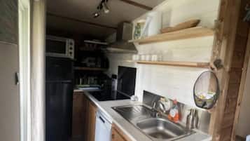 Een koelkast, een microgolfoven, een oven, een kookplaat