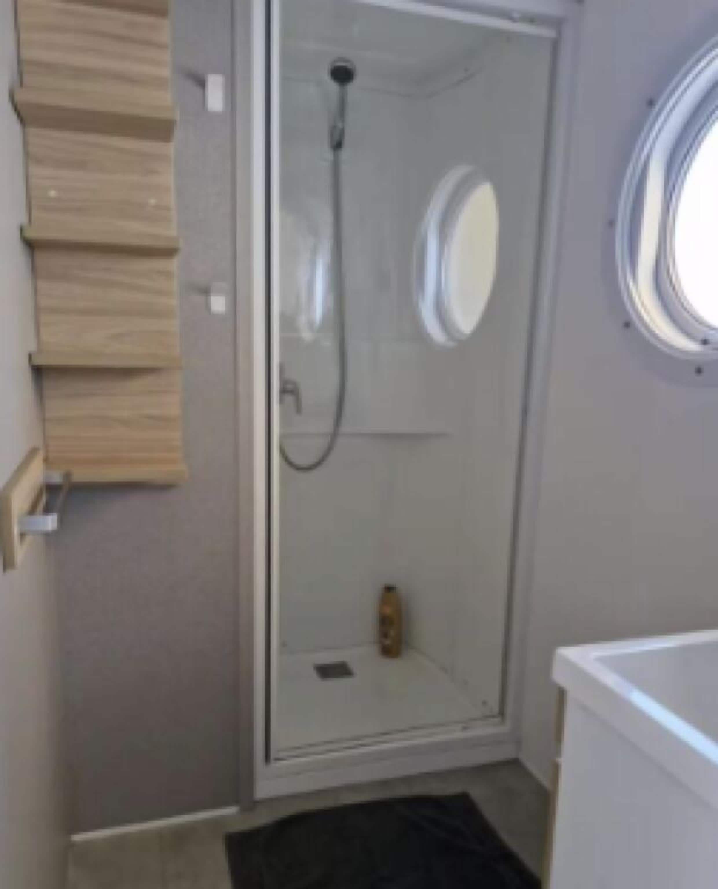 Een douche, een haardroger