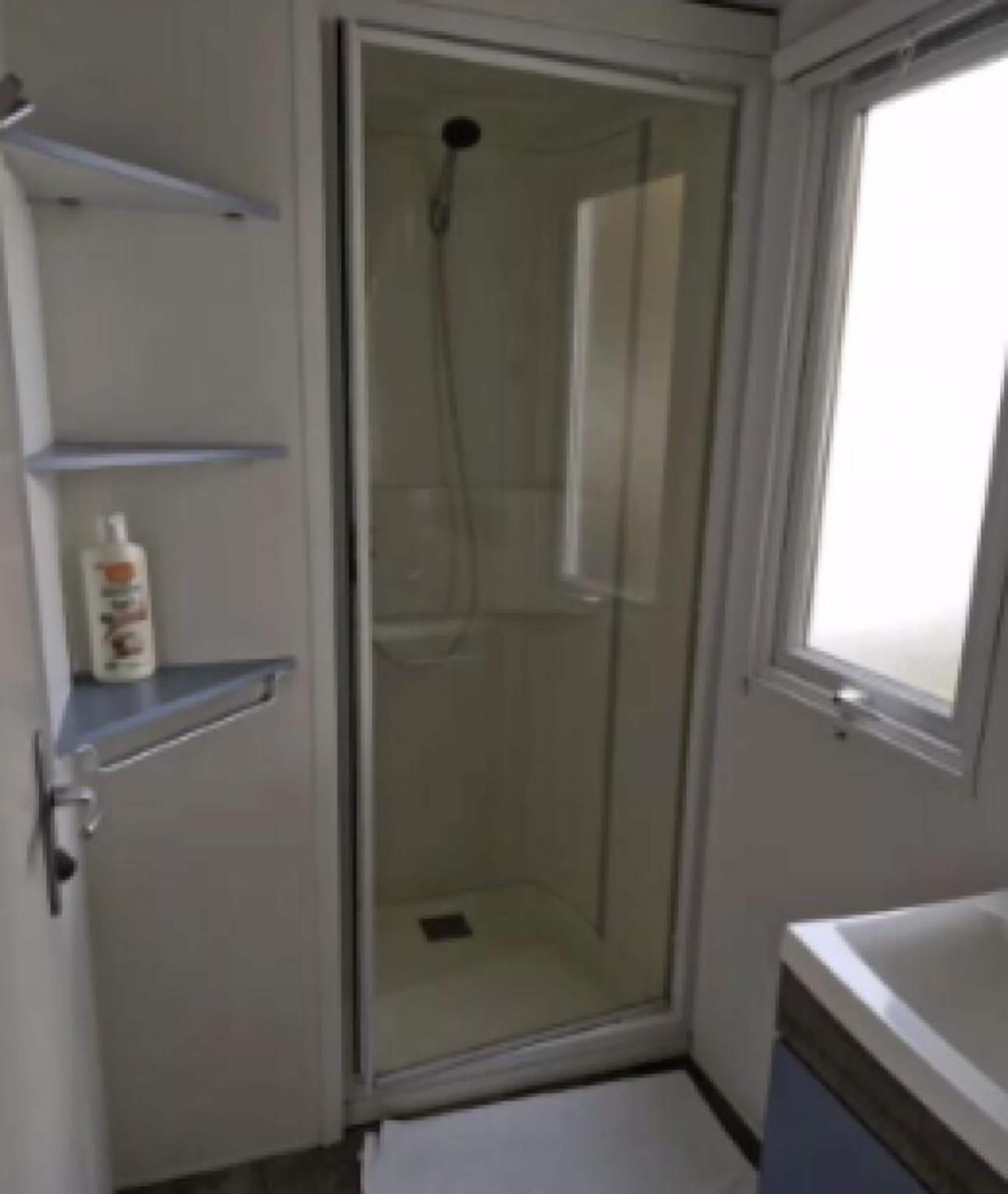 Een douche, een haardroger