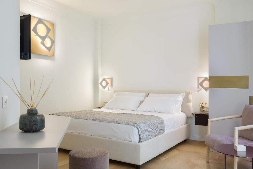 Quarto casal superior, sacada | Cofres nos quartos, cortinas blackout, quartos à prova de som