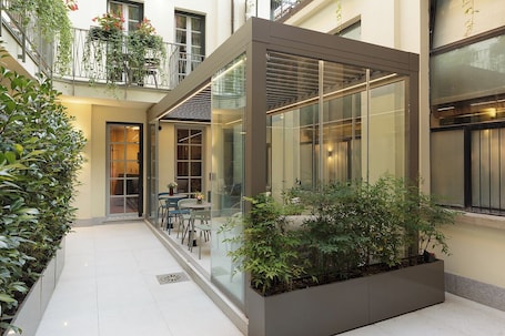 Outdoor dining. Cuna Milano