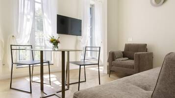 Suite, balcón | Zona de estar | Una televisión