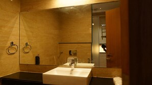 Phòng đôi cơ bản, sân hiên, quang cảnh vườn | Phòng tắm