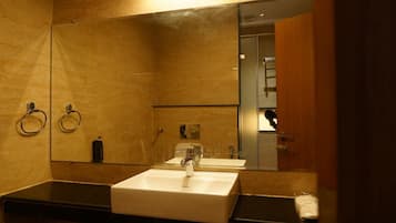 Basic Double Room, Patio, Garden View | Bathroom