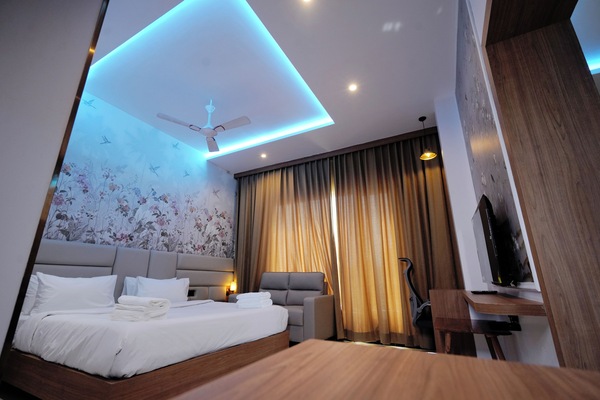 Luxury Suite, City View | Desk, laptop workspace, bed sheets