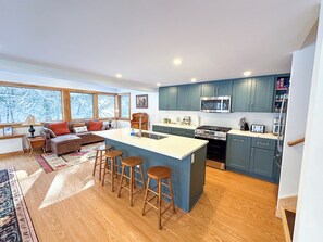 Refrigerador, microondas, horno y parrilla de estufa 