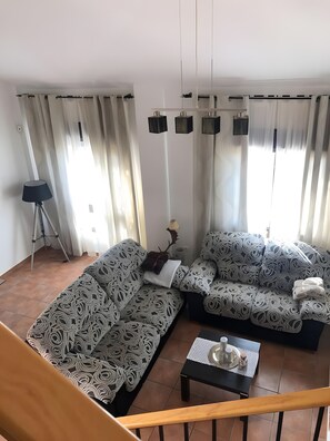 Tv, eldstad, dvd-spelare och en stereo