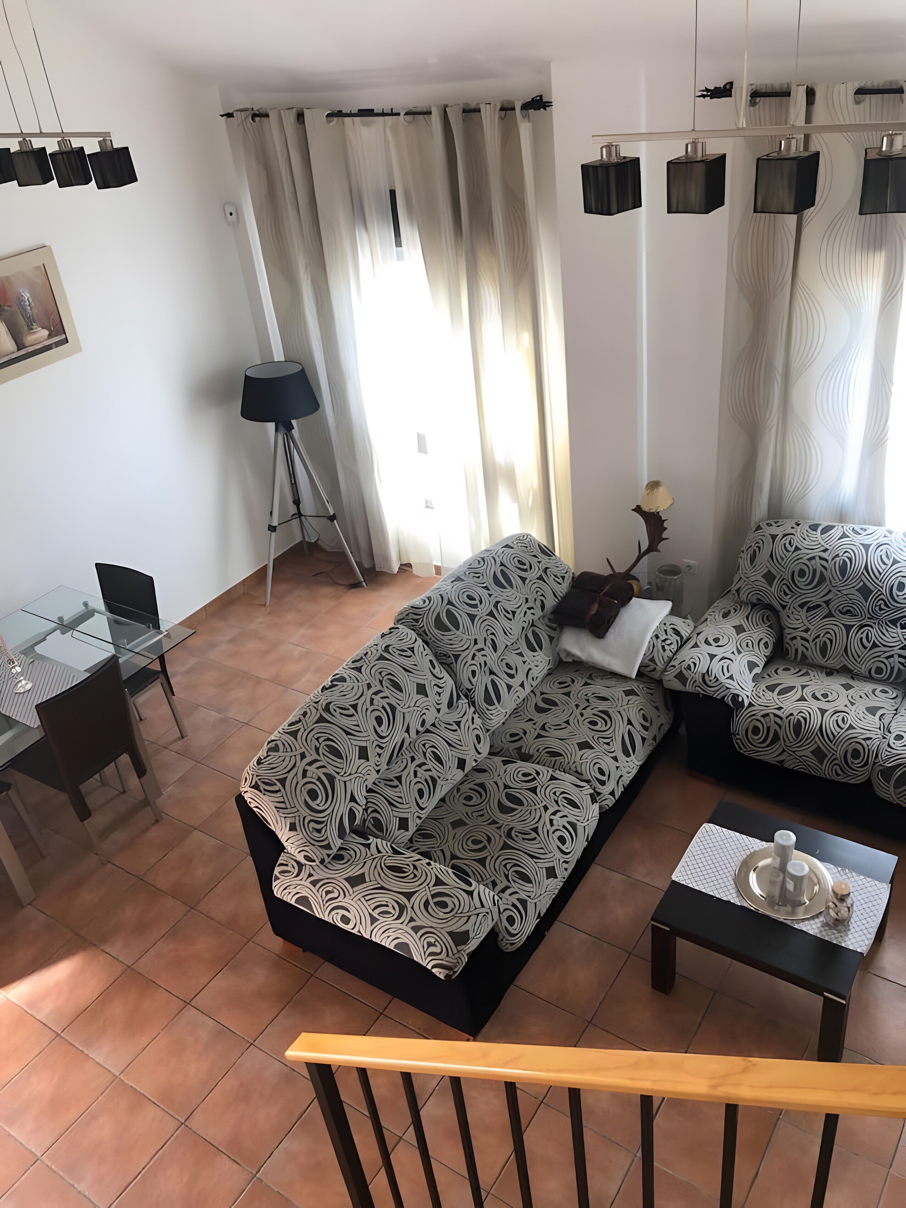 Una televisión, una chimenea, un reproductor de DVD