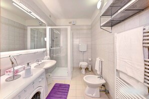 Familienapartment | Badezimmer | Dusche, Haartrockner, Handtücher, Seife