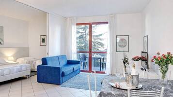 Deluxe Studio | Living area