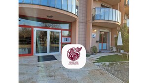 En bygningseingang med en glasdør, et receptionsskilt og et logo for Venice Lion Apartments.