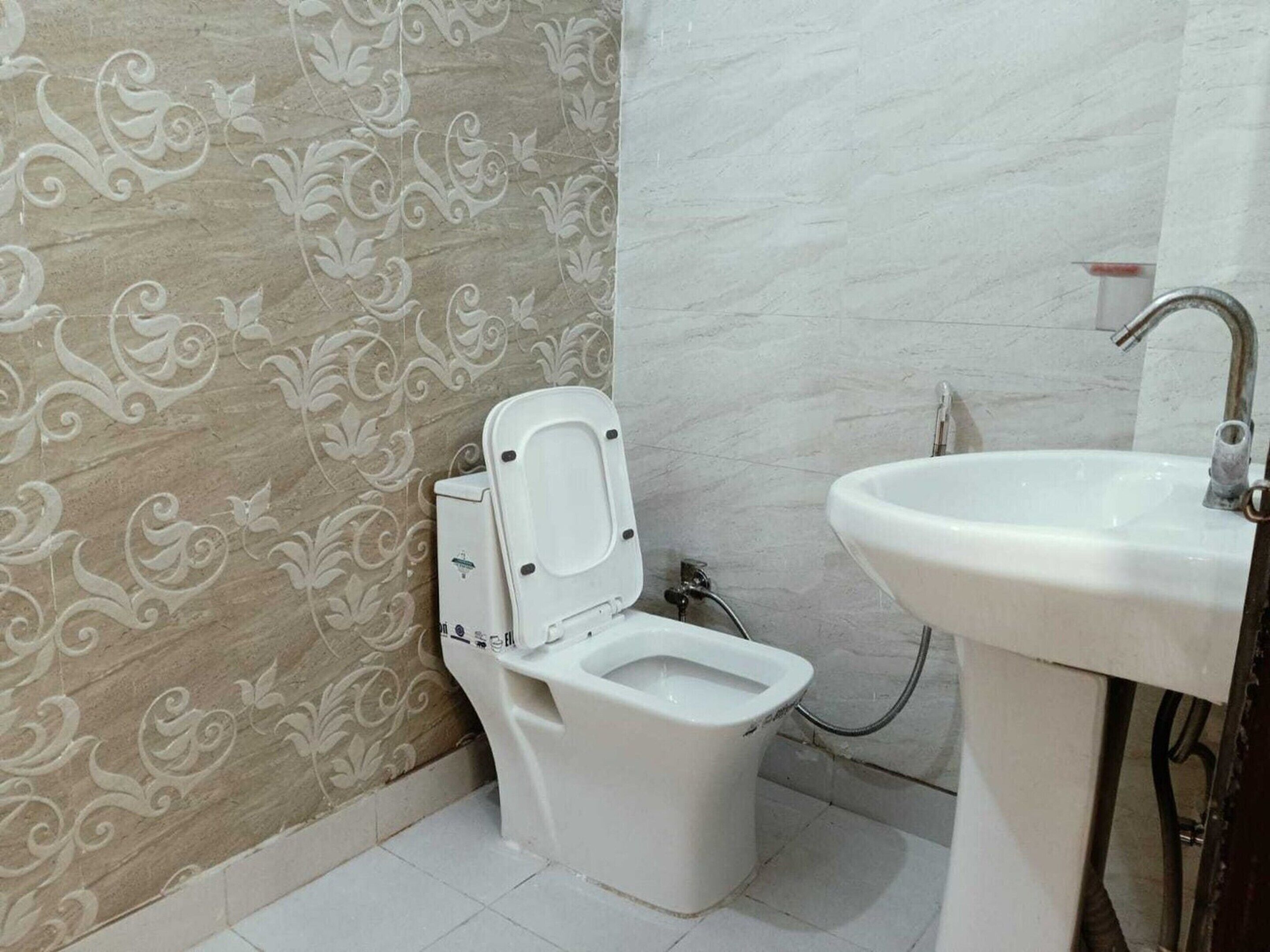 Une salle de bain avec des toilettes et un lavabo.