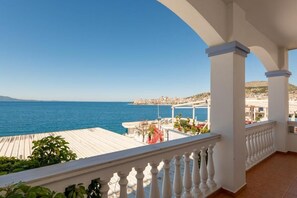 Dreibettzimmer, Balkon, Meerblick | Unterkunftsgelände