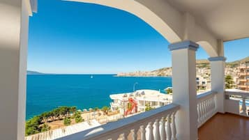 Tremannsrom, balkong, sjøutsikt | Overnattingsstedets uteområder