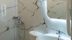 A bathroom with a toilet, sink, and shower. - Erdano Hotel (Sarande)