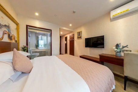 Superior Queen Room | Laptop workspace, free WiFi. City-state Boutique Hotel