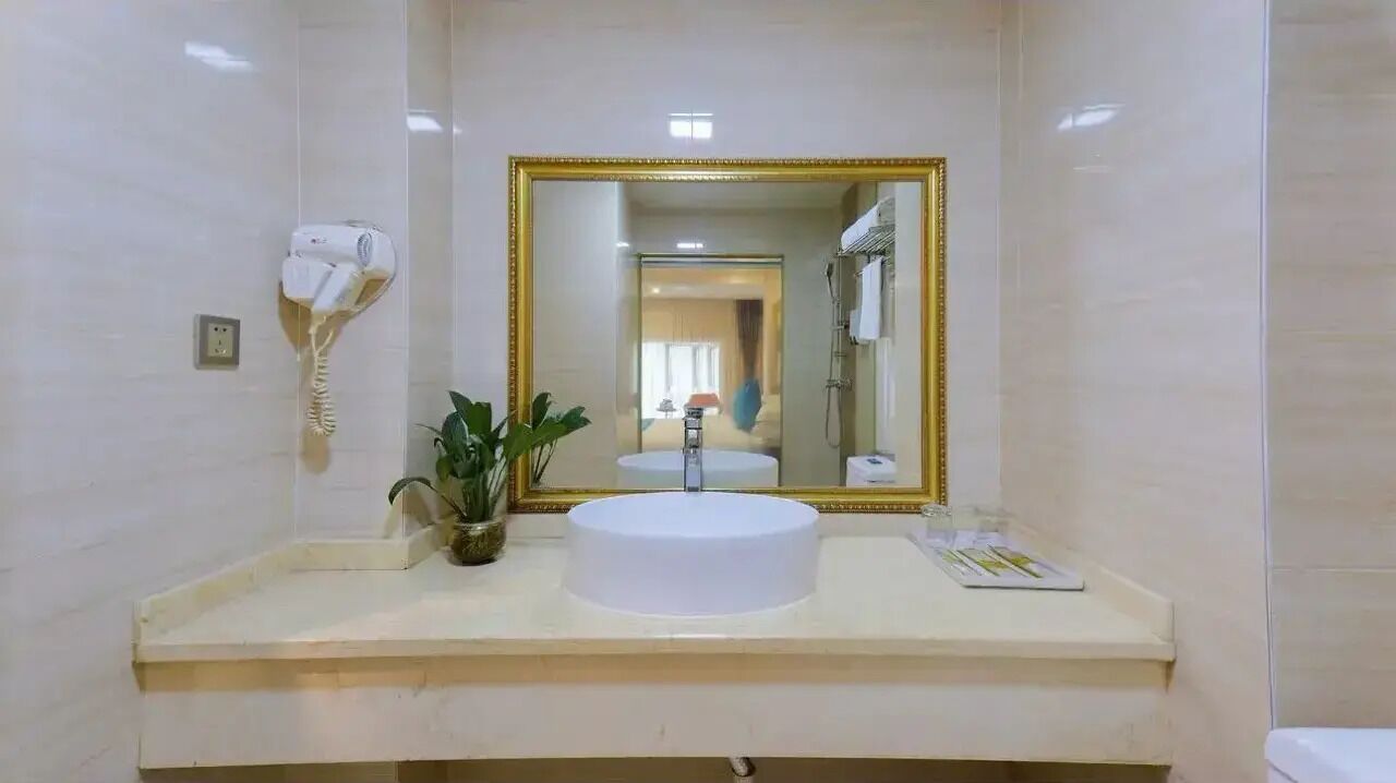 Elegant King Room | Bathroom