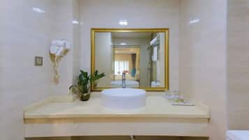 Elegant King Room | Bathroom