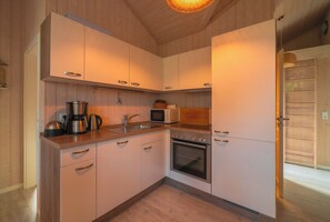 Een koelkast, een magnetron, een oven, een kookplaat