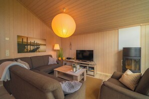 Smart TV, fireplace, DVD player, stereo