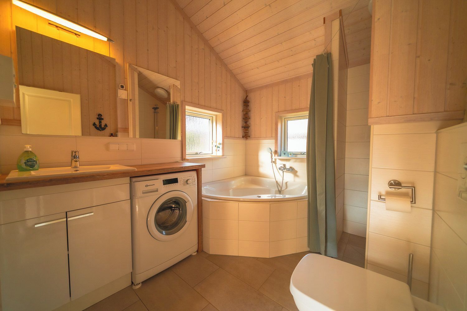 Whirlpool, Haartrockner, Handtücher, Toilettenpapier
