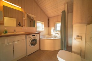 ジェットバス、ヘアドライヤー、タオル、トイレットペーパー