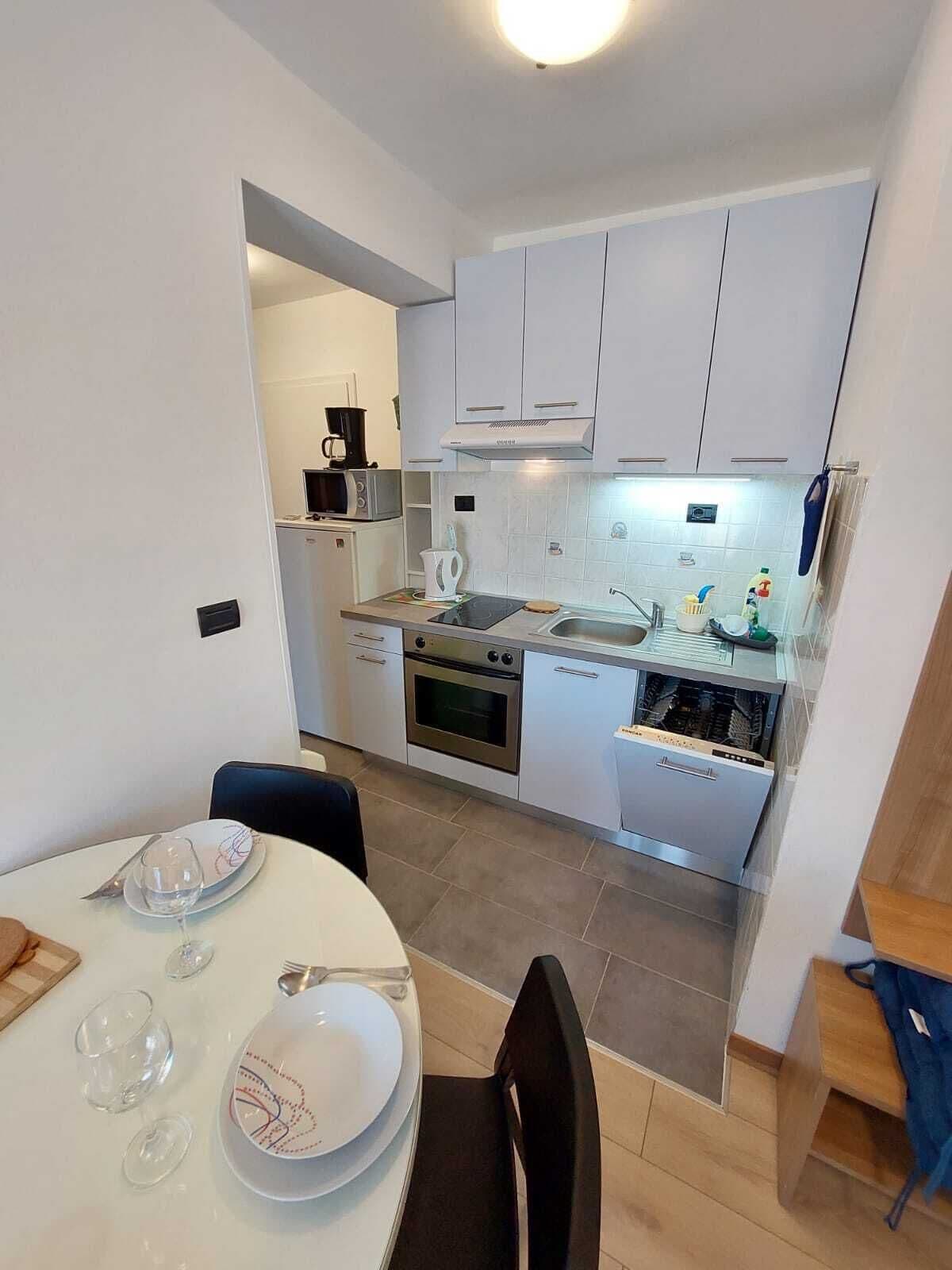 冷蔵庫、電子レンジ、オーブン、コンロ