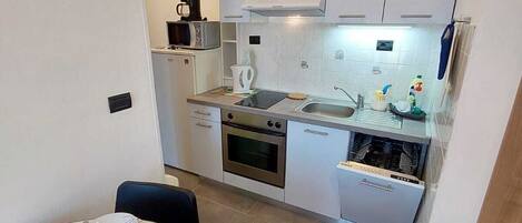 冷蔵庫、電子レンジ、オーブン、コンロ