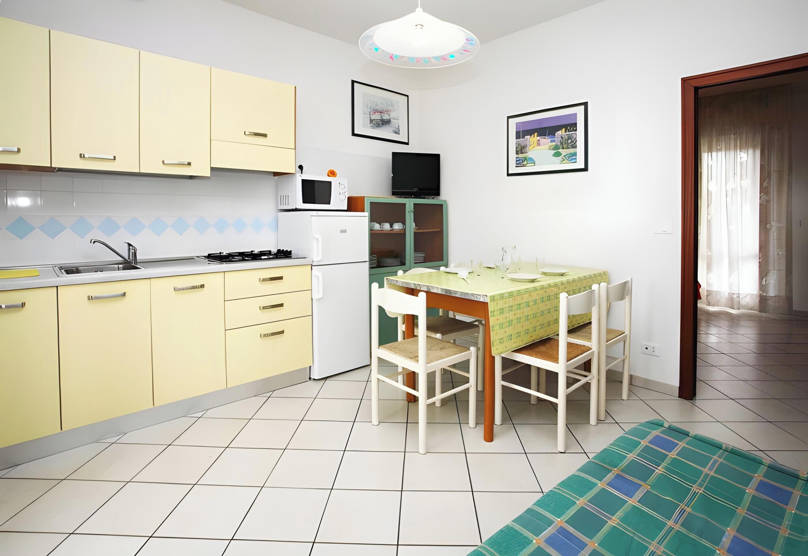 Kühlschrank, Mikrowelle, Herdplatte, Kochgeschirr/Geschirr/Besteck