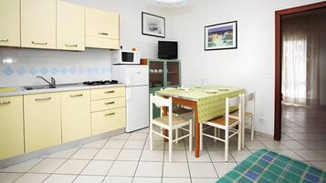 Kühlschrank, Mikrowelle, Herdplatte, Kochgeschirr/Geschirr/Besteck