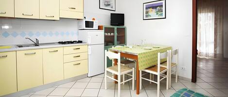 Kühlschrank, Mikrowelle, Herdplatte, Kochgeschirr/Geschirr/Besteck