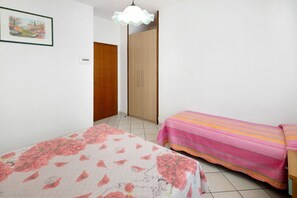 1 bedroom, bed sheets - Apartment 'Residenza Stella Y' with Balcony and Air Conditioning (Bibione)