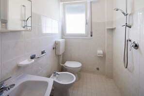 Shower, towels - Apartment 'Residenza Stella Y' with Balcony and Air Conditioning (Bibione)