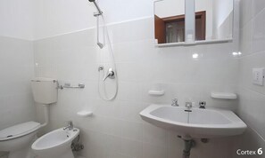 Een douche, handdoeken