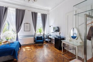Deluxe Quadruple Room | Langsir/tirai gelap terus, Wi-fi percuma 
