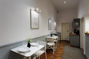 Habitación cuádruple Confort | Restauración