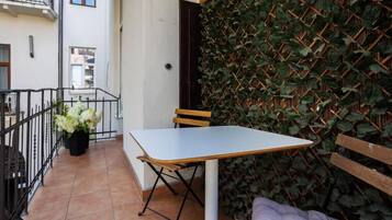 Deluxe Quadruple Room | Outdoor dining