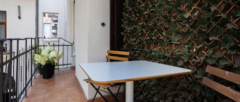 Deluxe Quadruple Room | Outdoor dining