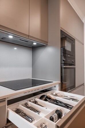 Fridge, microwave, oven, dishwasher - C1 Fully Renovated & Modern | Central | A/C (Lisboa ciudad)