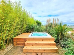Double Room, Patio, Pool View | Outdoor spa tub - les granges de jules (Lafitte-Vigordanne)