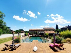 Piscine extérieure (ouverte en saison)