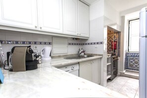 Fridge, microwave, oven, dishwasher - C2 Authentic Stay | XVIII Century Charm | DT (Lisboa ciudad)